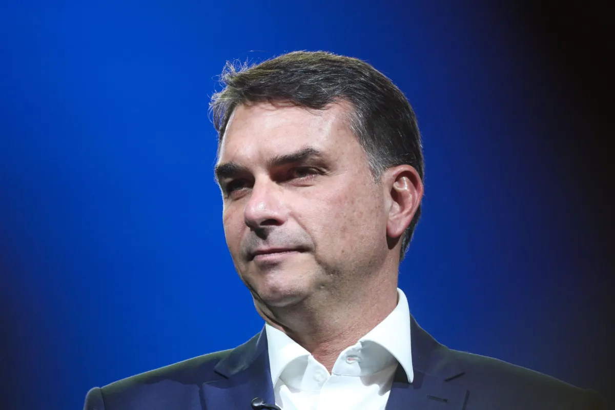 Flávio aposta em críticas a Lula e classifica medidas de desespero